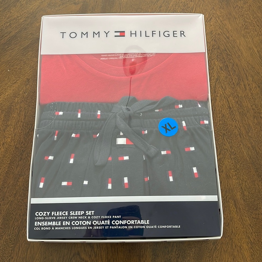 NWT- Men’s Tommy Hilfiger cozy fleece sleep set
